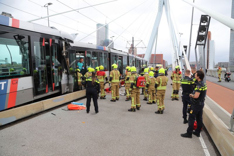 zware trambotsing op Erasmusbrug in Rotterdam